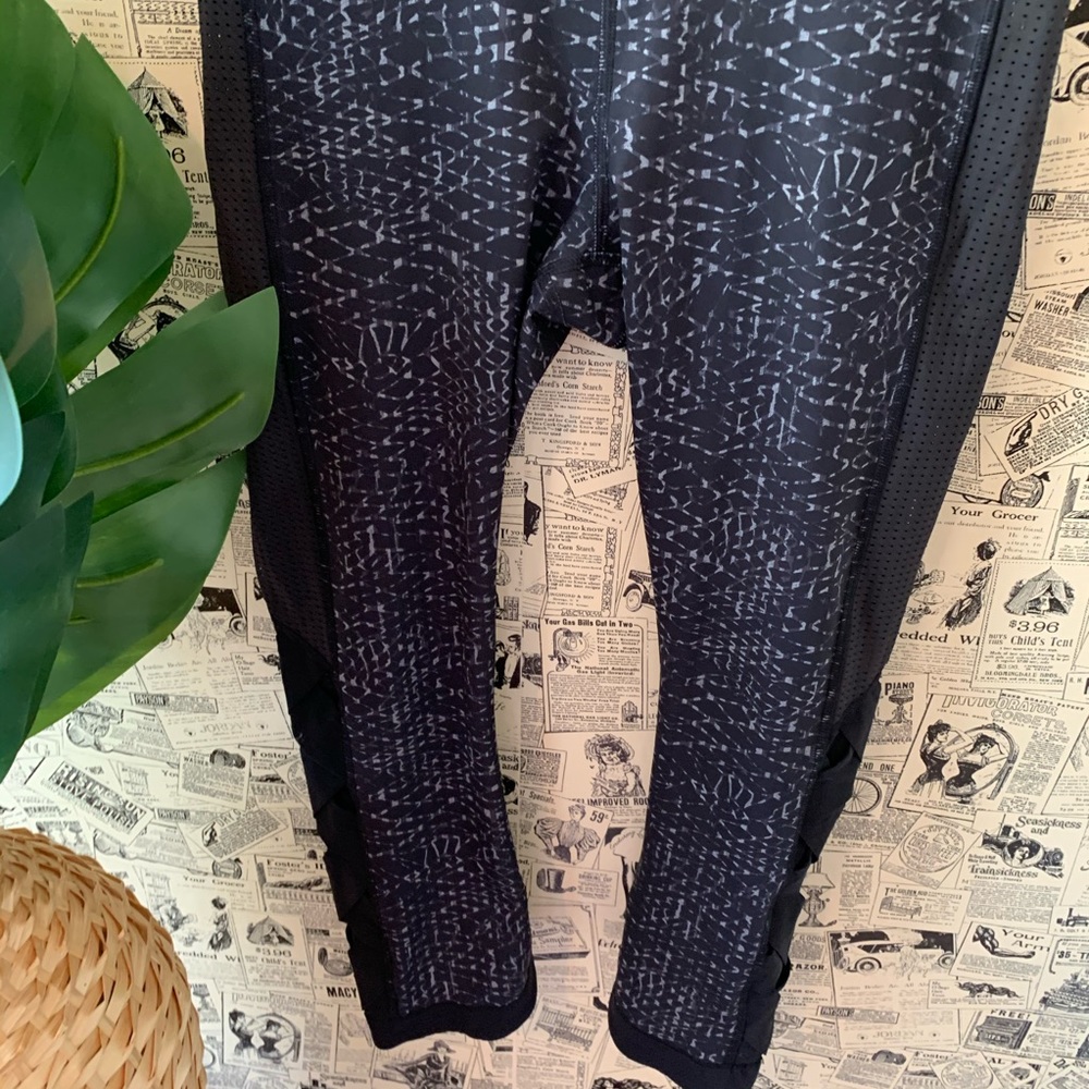 Lululemon Var-City Crop Samba Snake Battleship 6 - Picture 4 of 12
